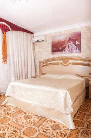 Гостиница «Уют» Новороссийск Улучшенный двухместный номер с 1 кроватью или 2 отдельными кроватями-1